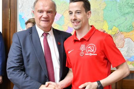 Г.А. Зюганов наградил команду КПРФ - серебряных призеров чемпионата России по мини-футболу