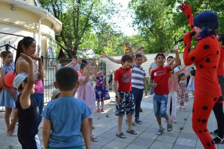 Коммунисты Калмыкии подарили праздник детям из многодетных и малообеспеченных семей Элисты