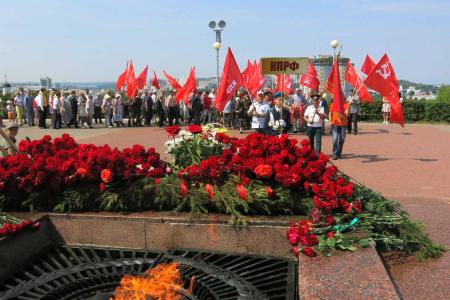 Республика Чувашия. В День памяти и скорби коммунисты возложили цветы к Монументу воинской славы