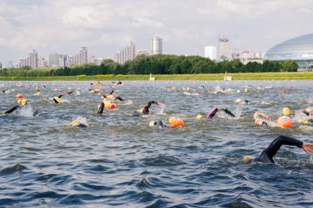 Около 1000 человек приняли участие в массовом заплыве спортклуба КПРФ на Москве-реке
