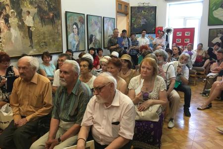 Краснодар. Депутат-коммунист Н.И. Осадчий накануне пушкинского юбилея и Дня русского языка поздравил кубанских поэтов в художественной галерее