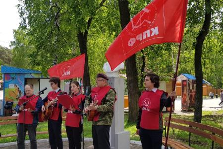 Коммунисты поздравили жителей Екатеринбурга с Днём русского языка