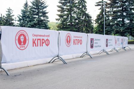 Около 1000 человек приняли участие в массовом заплыве спортклуба КПРФ на Москве-реке