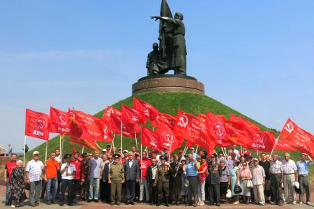 Республика Чувашия. В День памяти и скорби коммунисты возложили цветы к Монументу воинской славы
