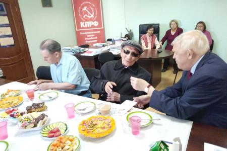​В Якутском рескоме КПРФ состоялось чествование коммунистов-фронтовиков.