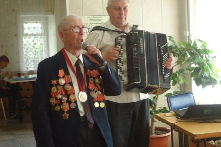 Депутат Тюменской областной Думы Т.Н. Казанцева поздравила с 90-летним юбилеем коммуниста Н.В. Гумённых