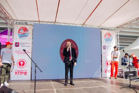 Около 1000 человек приняли участие в массовом заплыве спортклуба КПРФ на Москве-реке