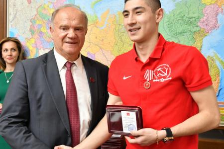 Г.А. Зюганов наградил команду КПРФ - серебряных призеров чемпионата России по мини-футболу