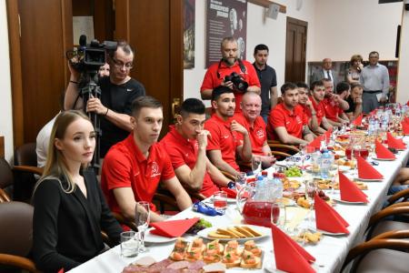 Г.А. Зюганов наградил команду КПРФ - серебряных призеров чемпионата России по мини-футболу