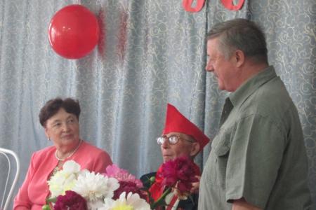Депутат Тюменской областной Думы Т.Н. Казанцева поздравила с 90-летним юбилеем коммуниста Н.В. Гумённых