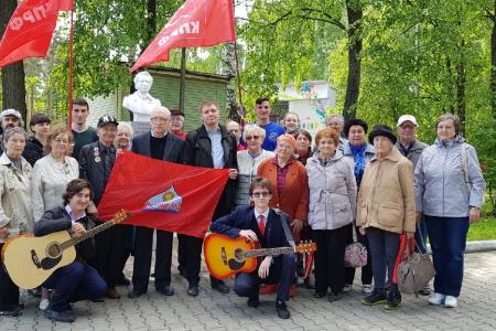 Коммунисты поздравили жителей Екатеринбурга с Днём русского языка