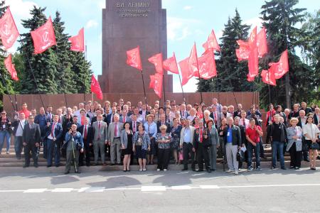 Челябинск. Делегация ЦК КПРФ и партийный актив УрФО возложили цветы к памятникам В.И. Ленину и А.С. Пушкину