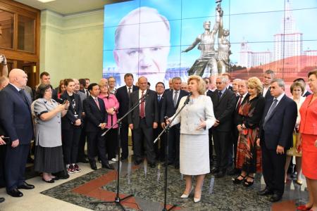 «Служить народу, бороться за правду!». В Госдуме открылась выставка, посвященная 75-летию Г.А. Зюганова