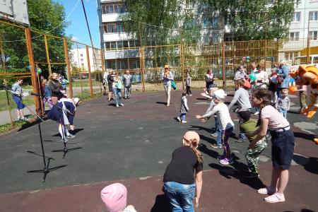 Праздник в честь Дня защиты детей в Великом Новгороде прошел при поддержке Нины Останиной и КПРФ