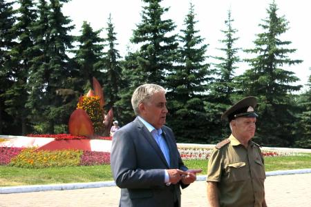 Республика Чувашия. В День памяти и скорби коммунисты возложили цветы к Монументу воинской славы