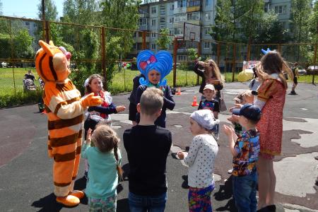 Праздник в честь Дня защиты детей в Великом Новгороде прошел при поддержке Нины Останиной и КПРФ