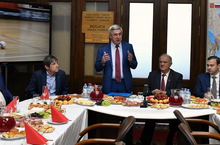 Г.А. Зюганов наградил команду КПРФ - серебряных призеров чемпионата России по мини-футболу