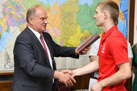 Г.А. Зюганов наградил команду КПРФ - серебряных призеров чемпионата России по мини-футболу