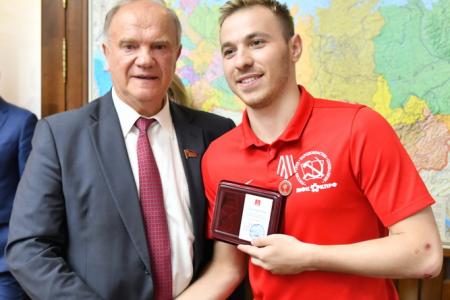 Г.А. Зюганов наградил команду КПРФ - серебряных призеров чемпионата России по мини-футболу