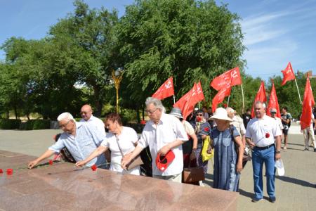 Коммунисты Калмыкии почтили память погибших в Великой Отечественной войне