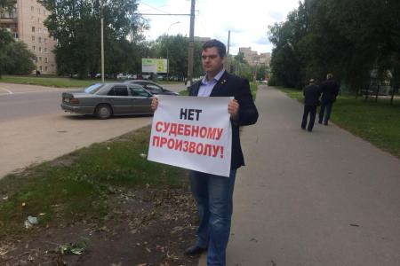 Великий Новгород. Коммунисты и комсомольцы вышли на пикеты