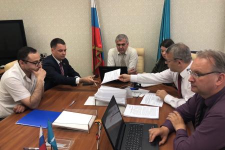 Депутат-коммунист Госдумы Алексей Корниенко сдал подписи, необходимые для преодоления муниципального фильтра, в Сахалинский Избирком