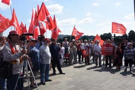 «Хватит нам врать!»: возле телецентра «Останкино» в Москве прошла акция левых сил