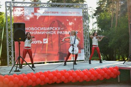 Кандидат в мэры Новосибирска Анатолий Локоть первым встретился с избирателями