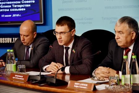 Татарстан, Казань. Депутаты фракции КПРФ рассказали журналистам об итогах своей работы  в Государственном Совете Республики Татарстан пятого созыва
