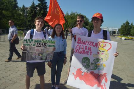 Общее требование участников митинга в Барнауле: «Руки прочь от совхоза имени Ленина и Павла Грудинина!»