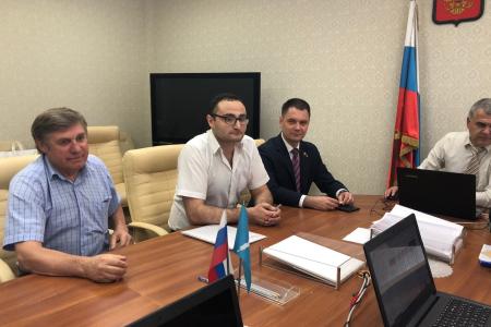 Депутат-коммунист Госдумы Алексей Корниенко сдал подписи, необходимые для преодоления муниципального фильтра, в Сахалинский Избирком