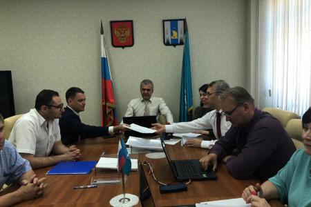 Депутат-коммунист Госдумы Алексей Корниенко сдал подписи, необходимые для преодоления муниципального фильтра, в Сахалинский Избирком