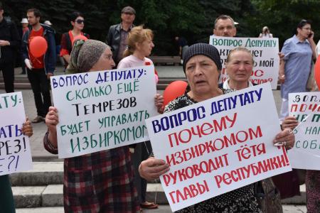 Глава КЧР Рашид Темрезов отказался встречаться с депутатами Госдумы от КПРФ
