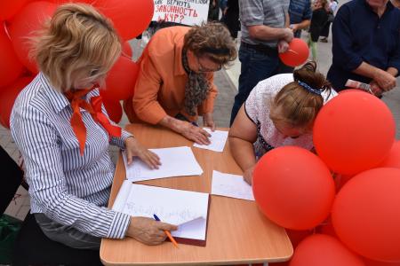 Глава КЧР Рашид Темрезов отказался встречаться с депутатами Госдумы от КПРФ