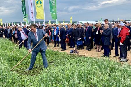 В.И.Кашин принял участие в церемонии открытия финальных состязаний Восьмого Открытого чемпионата России по пахоте