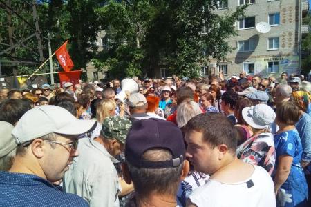 Общее требование участников митинга в Барнауле: «Руки прочь от совхоза имени Ленина и Павла Грудинина!»