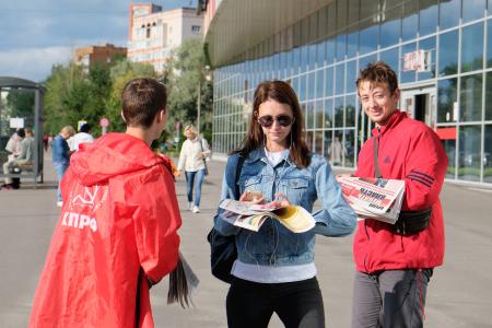 Нина Останина продолжает агитацию в Великом Новгороде