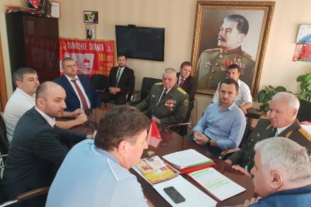 К.К. Тайсаев на заседании предвыборного штаба поздравил В.И. Соболева с успешной регистрацией кандидатом на пост губернатора Ставропольского края