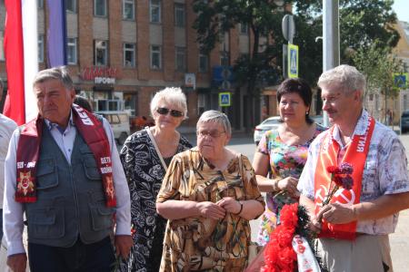 Поклонимся великим тем годам: коммунисты Пскова отметили 75-летие освобождение города от немецко-фашистских захватчиков