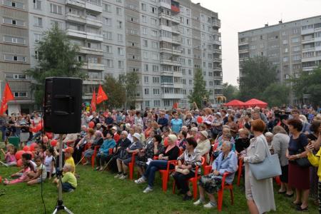Новосибирск. Анатолий Локоть провел первую дворовую встречу с избирателями