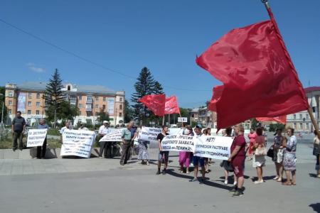 Общее требование участников митинга в Барнауле: «Руки прочь от совхоза имени Ленина и Павла Грудинина!»