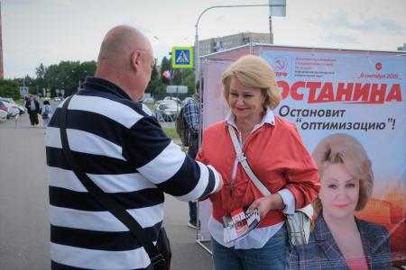 Нина Останина продолжает агитацию в Великом Новгороде