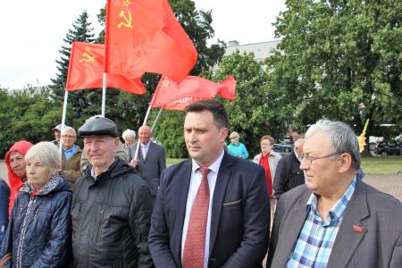Коммунисты поздравили жителей Калининграда с 73-летием города