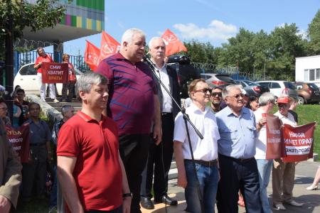 «Хватит нам врать!»: возле телецентра «Останкино» в Москве прошла акция левых сил