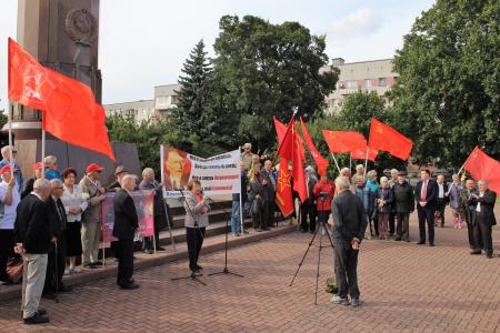 Коммунисты поздравили жителей Калининграда с 73-летием города