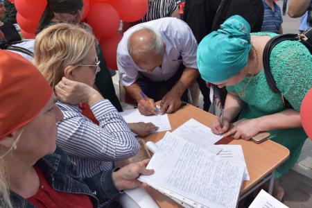 Глава КЧР Рашид Темрезов отказался встречаться с депутатами Госдумы от КПРФ