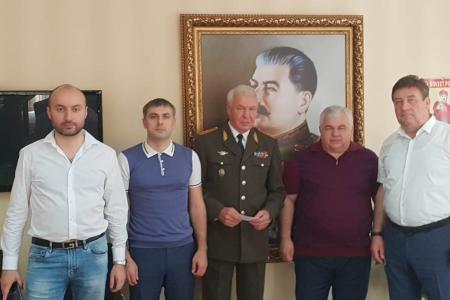 К.К. Тайсаев на заседании предвыборного штаба поздравил В.И. Соболева с успешной регистрацией кандидатом на пост губернатора Ставропольского края