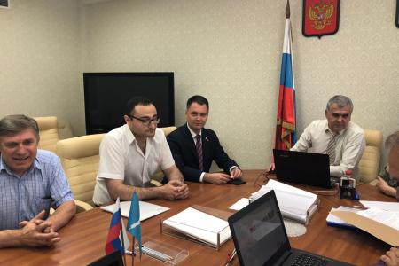 Депутат-коммунист Госдумы Алексей Корниенко сдал подписи, необходимые для преодоления муниципального фильтра, в Сахалинский Избирком