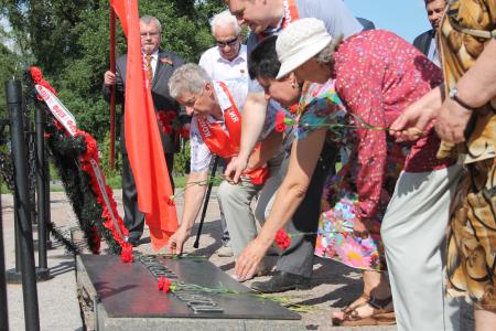 Поклонимся великим тем годам: коммунисты Пскова отметили 75-летие освобождение города от немецко-фашистских захватчиков