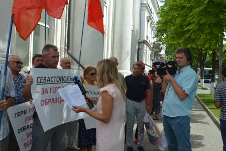 Коммунисты поддержали советский герб и советский флаг города Севастополя